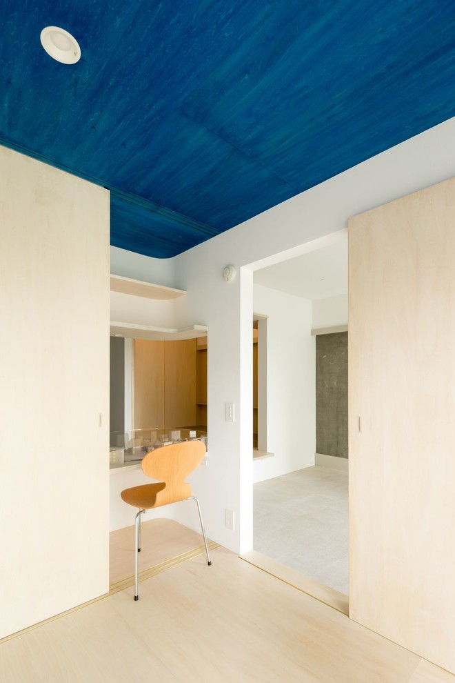 Cette photo montre une petite chambre moderne avec un mur blanc, un sol en liège, aucune cheminée, un sol blanc et un plafond en lambris de bois.