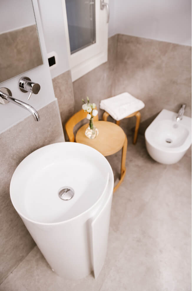 Design ideas for a traditional 3/4 bathroom in Turin with a wall-mount toilet and a pedestal sink.
