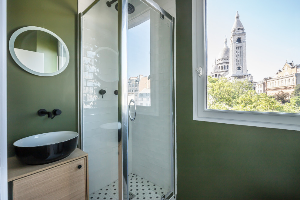 Пример оригинального дизайна: маленькая главная ванная комната в стиле ретро с фасадами разных видов, светлыми деревянными фасадами, угловым душем, инсталляцией, зелеными стенами, полом из мозаичной плитки, накладной раковиной, столешницей из дерева, белым полом, душем с распашными дверями, зеленой столешницей, окном, тумбой под одну раковину и напольной тумбой для на участке и в саду