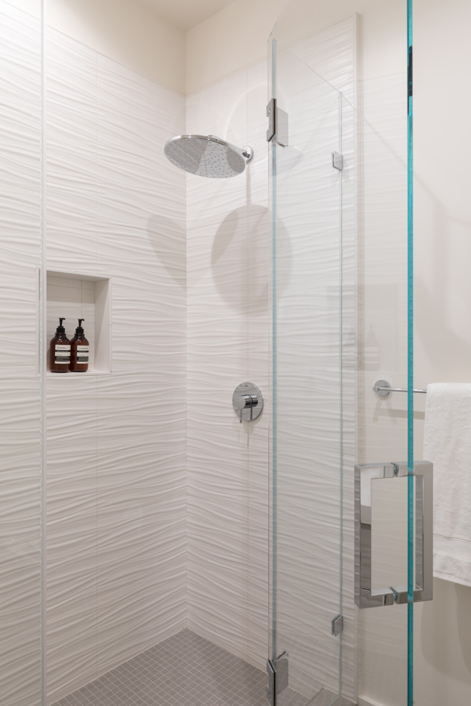 Großes Modernes Badezimmer mit Duschnische, Keramikfliesen und Falttür-Duschabtrennung in San Francisco