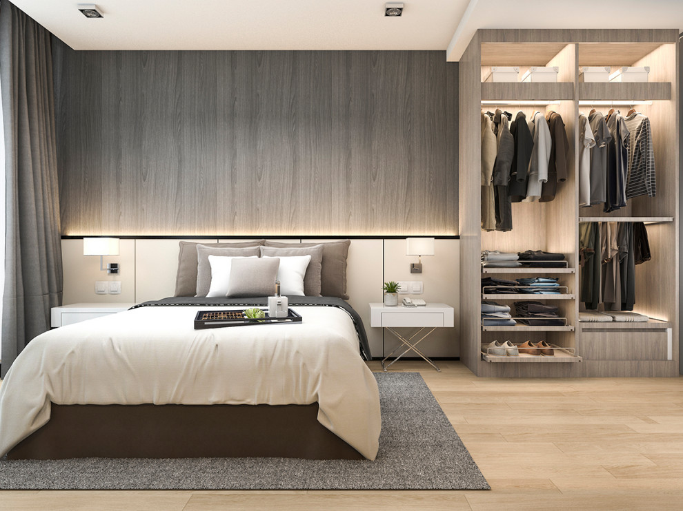 Modernes Hauptschlafzimmer mit beiger Wandfarbe und hellem Holzboden in Sonstige