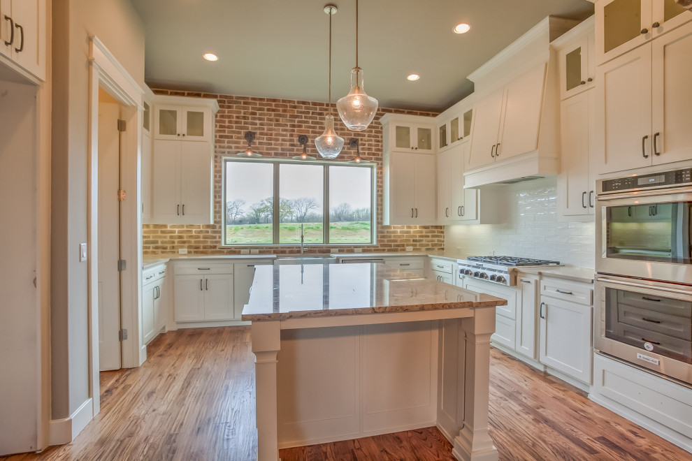 Kitchen - transitional kitchen idea in Dallas
