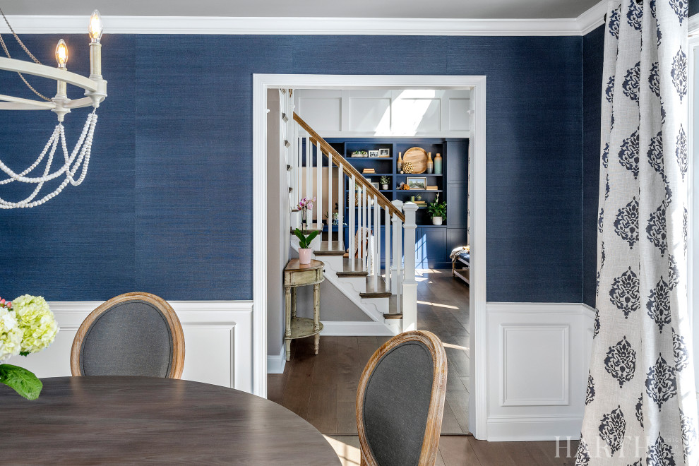 На фото: отдельная столовая среднего размера в стиле неоклассика (современная классика) с синими стенами, паркетным полом среднего тона, коричневым полом и панелями на стенах с