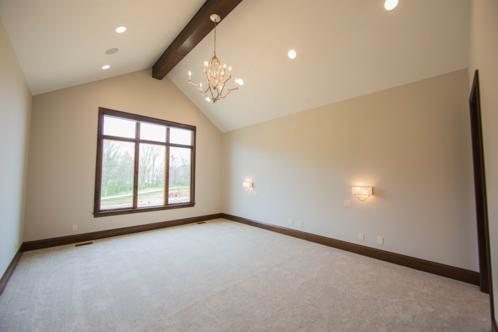 Exemple d'une très grande chambre chic avec un mur beige, un sol marron et poutres apparentes.