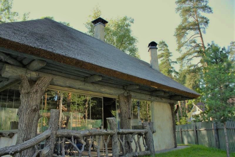 КРЫША ИЗ КАМЫША НА БЕСЕДКЕ. МОСКОВСКАЯ ОБЛАСТЬ.