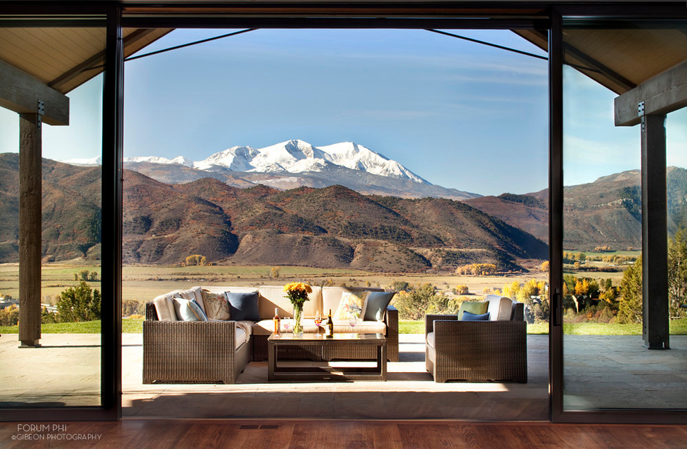 Example of a mountain style deck design in Denver