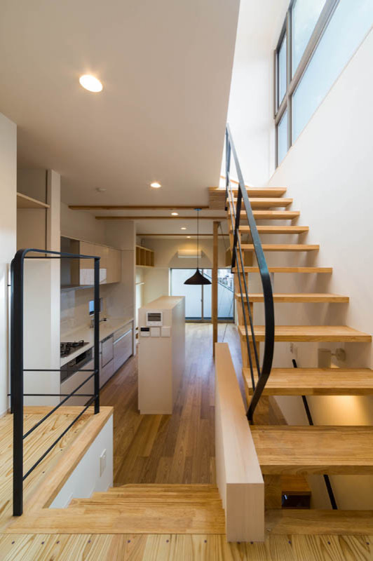 Schwebende, Kleine Moderne Holztreppe mit offenen Setzstufen, Stahlgeländer und Tapetenwänden in Kyoto