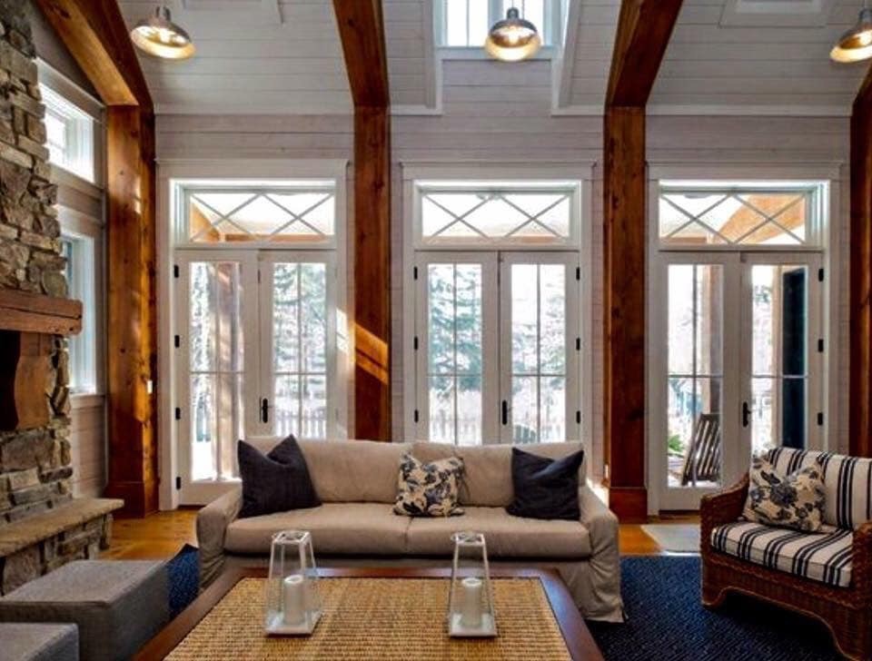 Example of a transitional home design design in Chicago