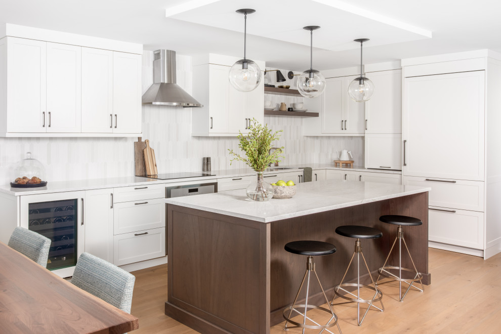 Kitchen - transitional kitchen idea in Chicago