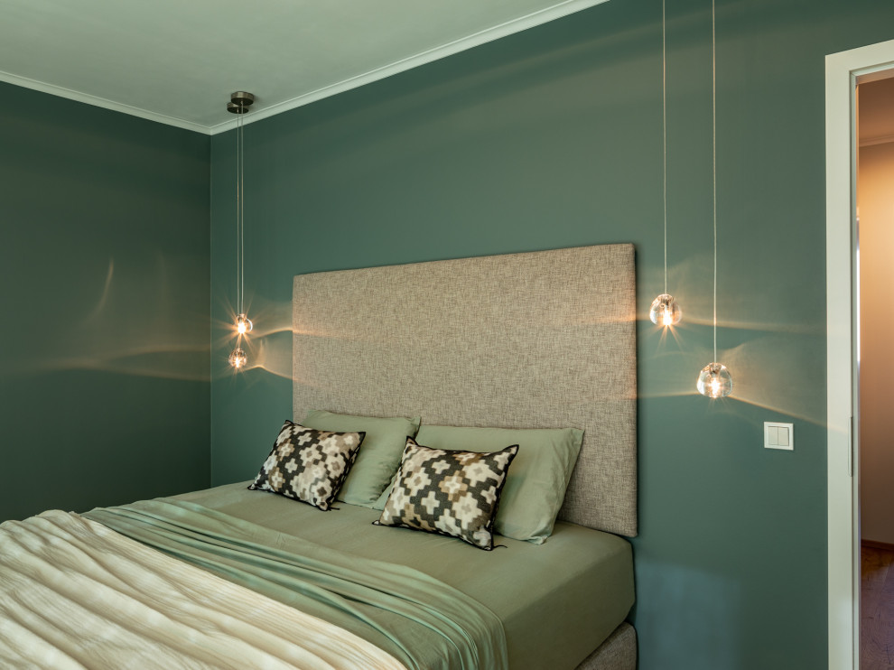 Ispirazione per una camera matrimoniale design di medie dimensioni con pareti verdi e pavimento in legno verniciato