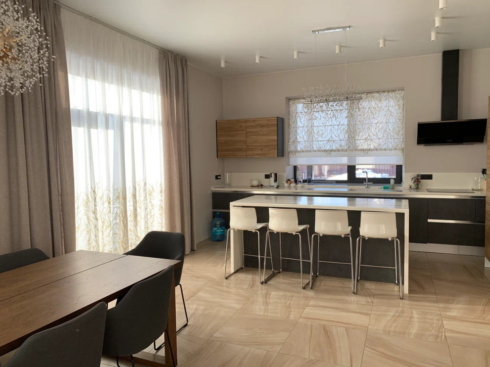 Шторы для загородного дома с высокими окнами