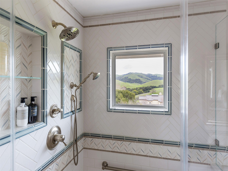 На фото: главная ванная комната среднего размера в стиле кантри с душем без бортиков, разноцветными стенами и душем с распашными дверями