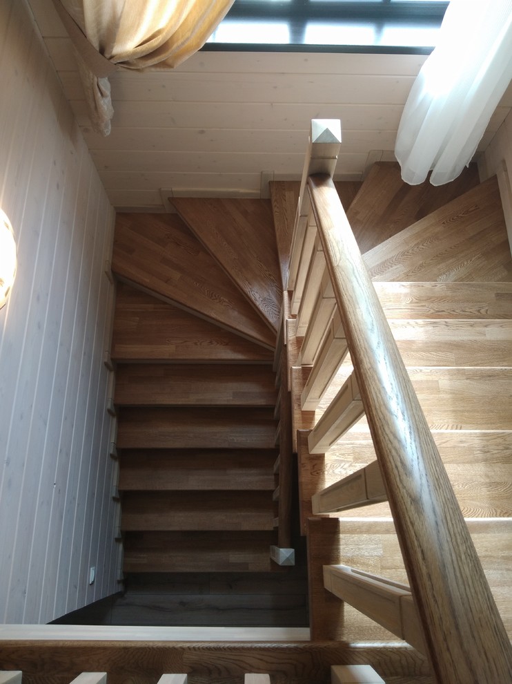 Лестница дубовая в дом из бруса