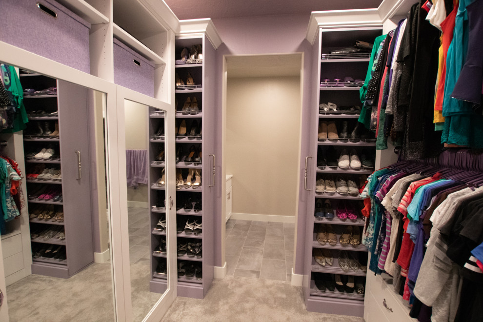 Foto di una grande cabina armadio per donna design con ante lisce, ante bianche, moquette, pavimento viola e soffitto a cassettoni