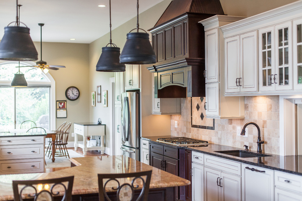 Kitchen - transitional kitchen idea in DC Metro