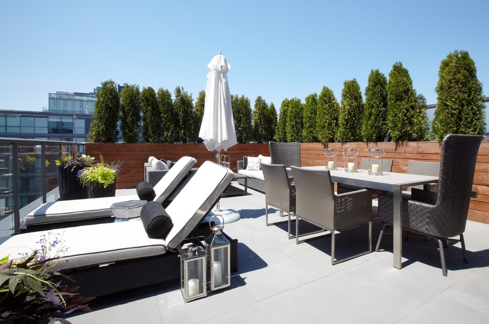 This is an example of a mid-sized contemporary rooftop and rooftop deck in Toronto with no cover.