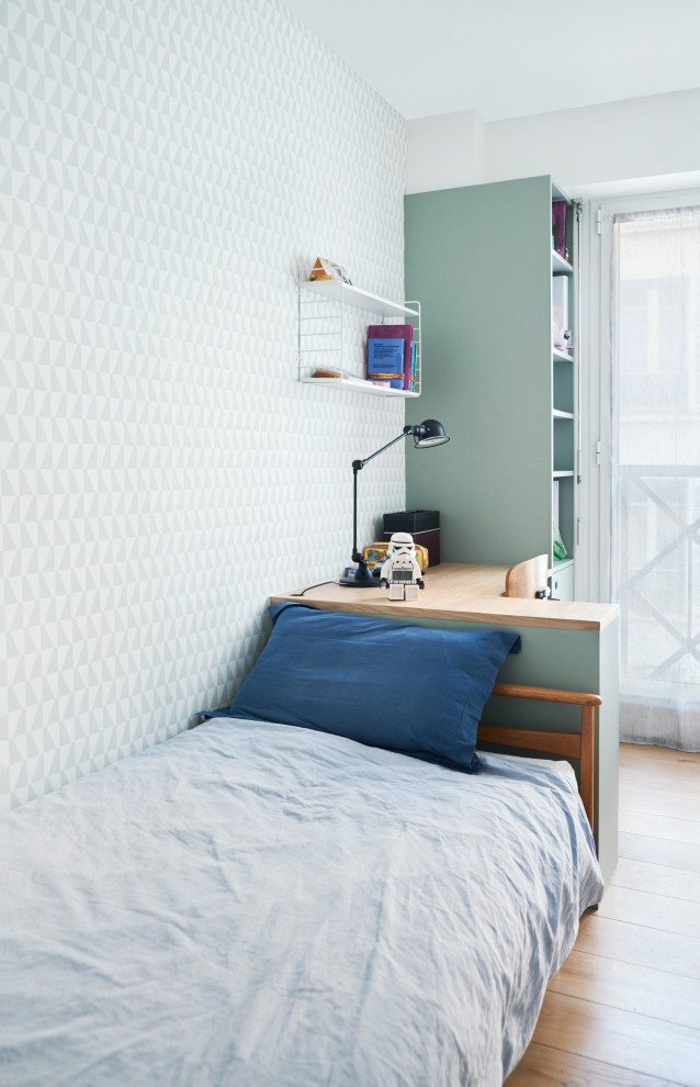 Idee per una piccola cameretta per bambini scandinava con pareti bianche, pavimento in legno massello medio, pavimento beige e carta da parati