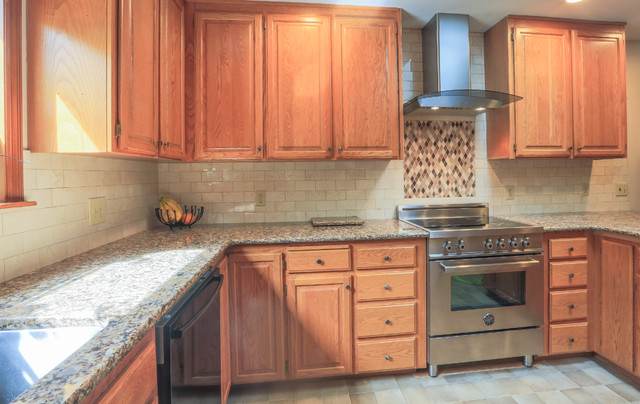 Kitchen Remodel by Cuttinge Edge Kitchen and Bath klassisch-kueche