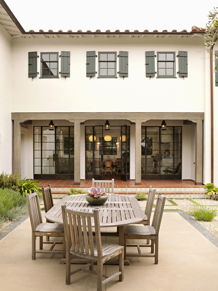 Inspiration for a traditional courtyard patio in Los Angeles.