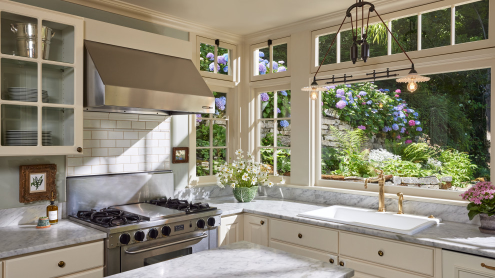 Immagine di una cucina chic di medie dimensioni con lavello a vasca singola, top in marmo, paraspruzzi bianco, paraspruzzi con piastrelle in ceramica, elettrodomestici in acciaio inossidabile e top grigio