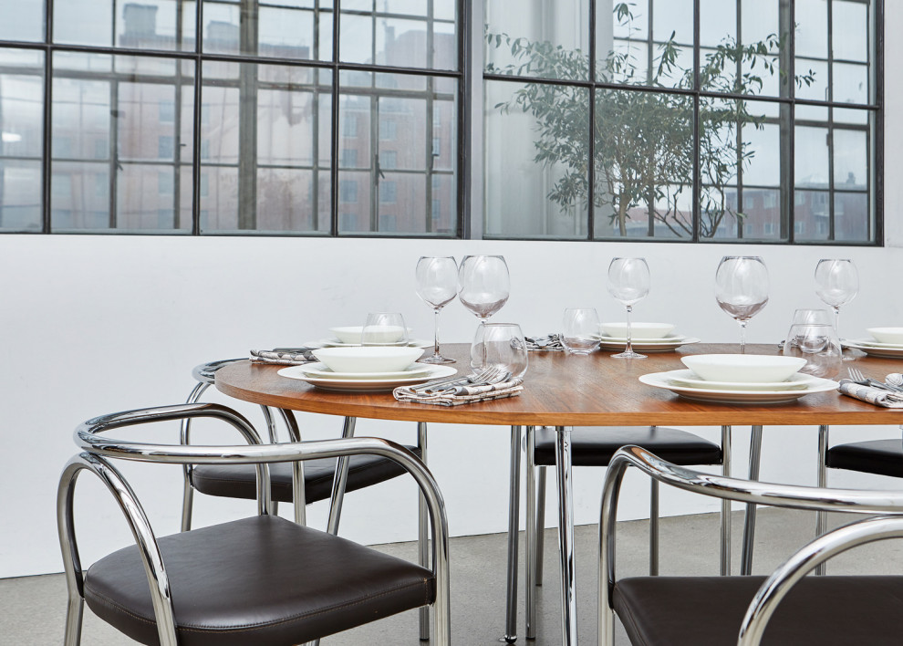 Стильный дизайн: столовая в скандинавском стиле с белыми стенами и серым полом без камина - последний тренд
