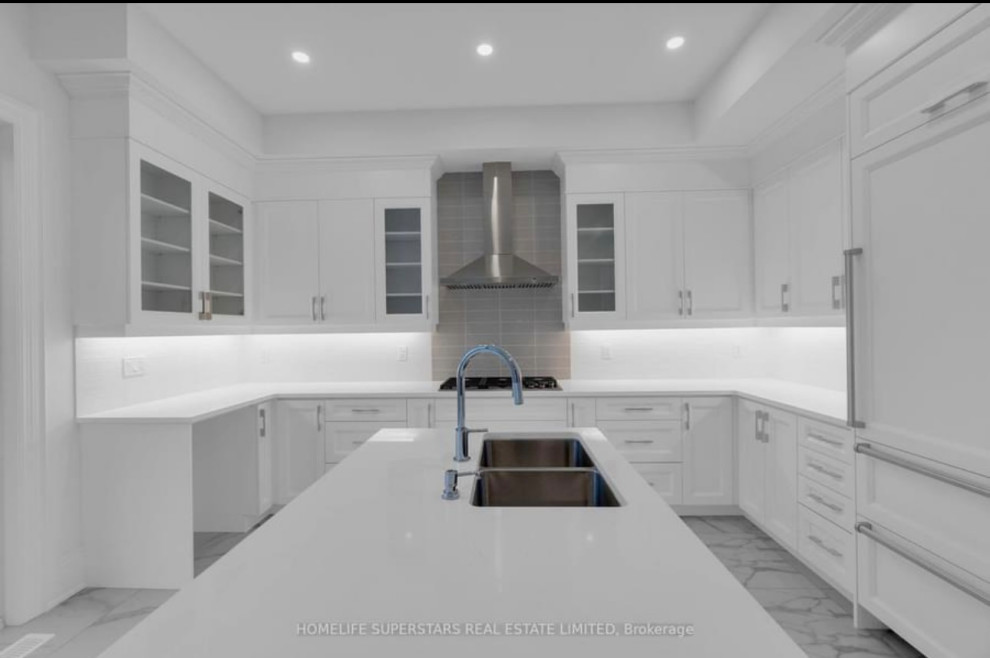 Kitchen - modern kitchen idea in Toronto