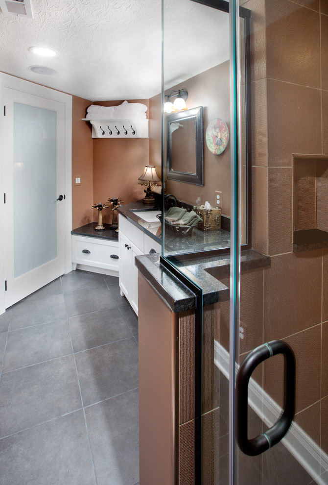 This is an example of a contemporary bathroom in Columbus.