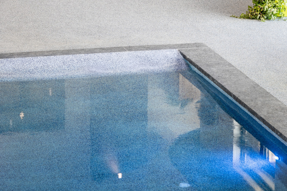Ejemplo de piscina rural grande interior y rectangular con entablado