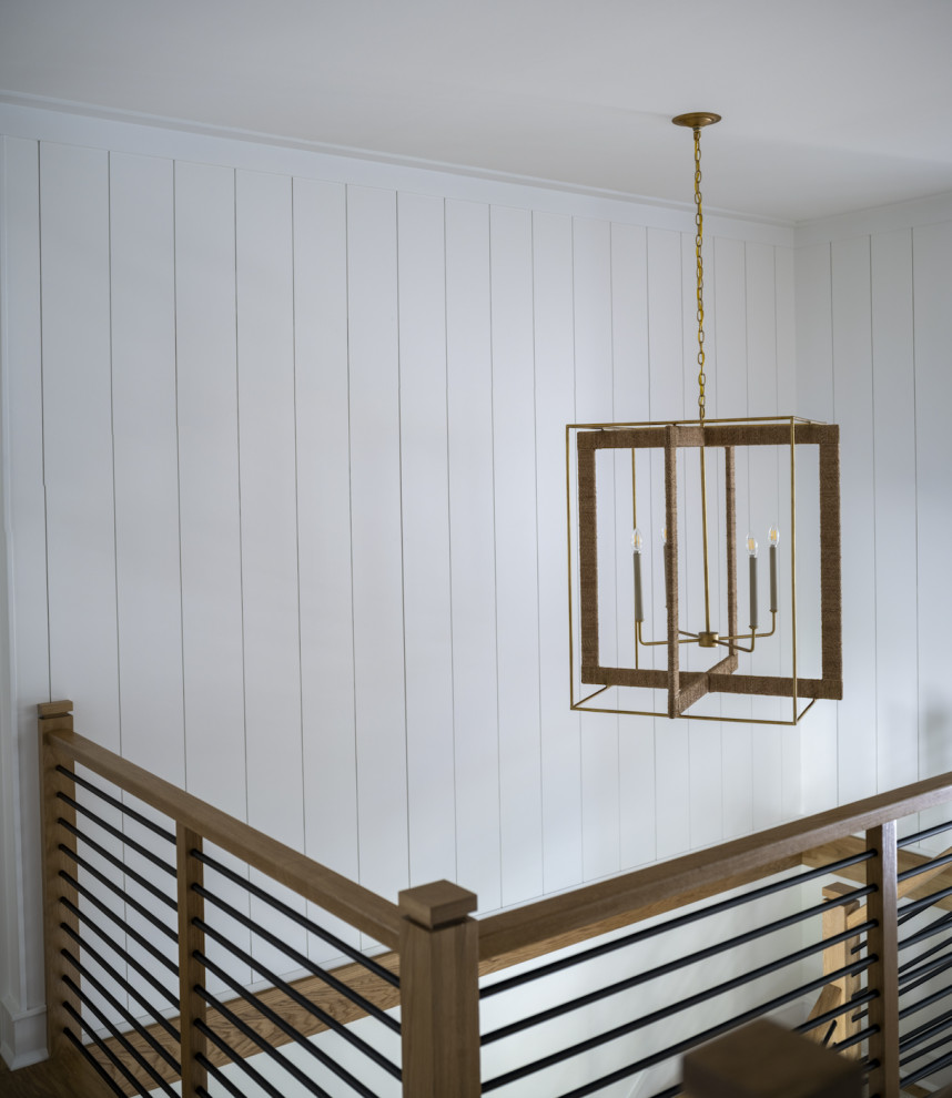 Ispirazione per un'ampia scala a rampa dritta moderna con pedata in legno, alzata in legno verniciato, parapetto in legno e pareti in perlinato
