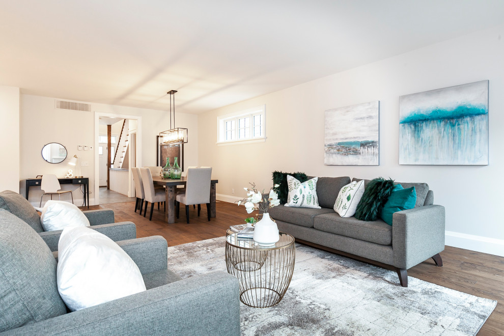 Transitional home design photo in Toronto