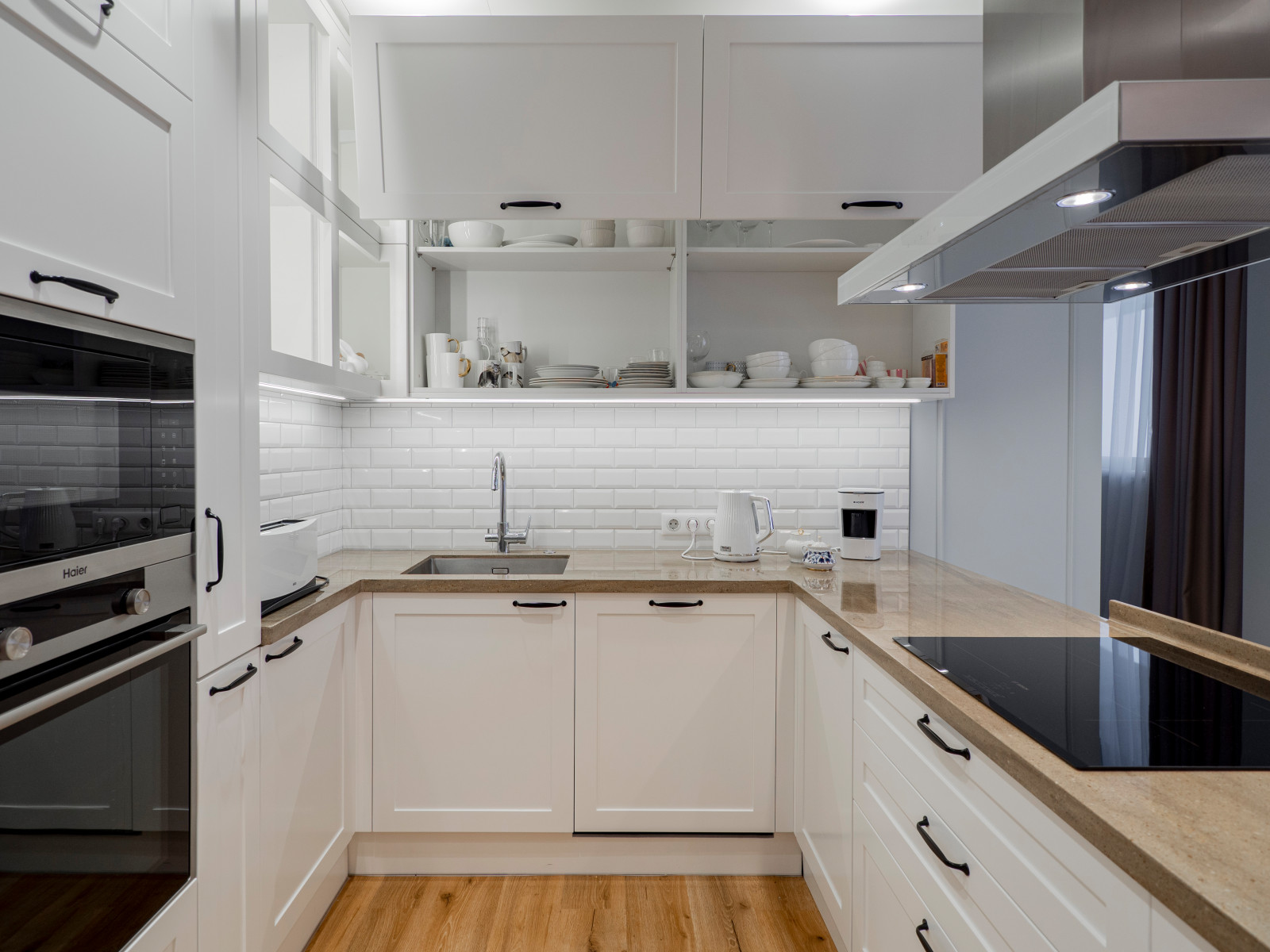 Стильная неоклассическая кухне в белом цвете