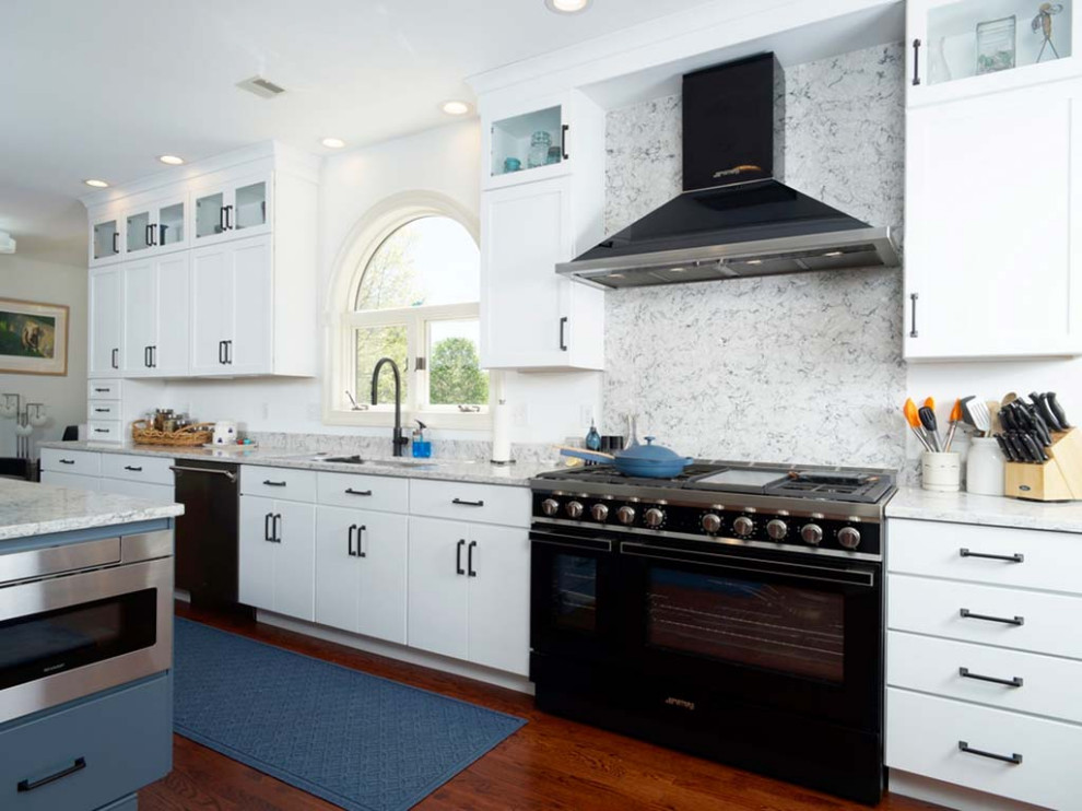 Esempio di un'ampia cucina chic con lavello sottopiano, ante lisce, ante bianche, top in quarzite, paraspruzzi bianco, elettrodomestici in acciaio inossidabile, pavimento marrone e top bianco
