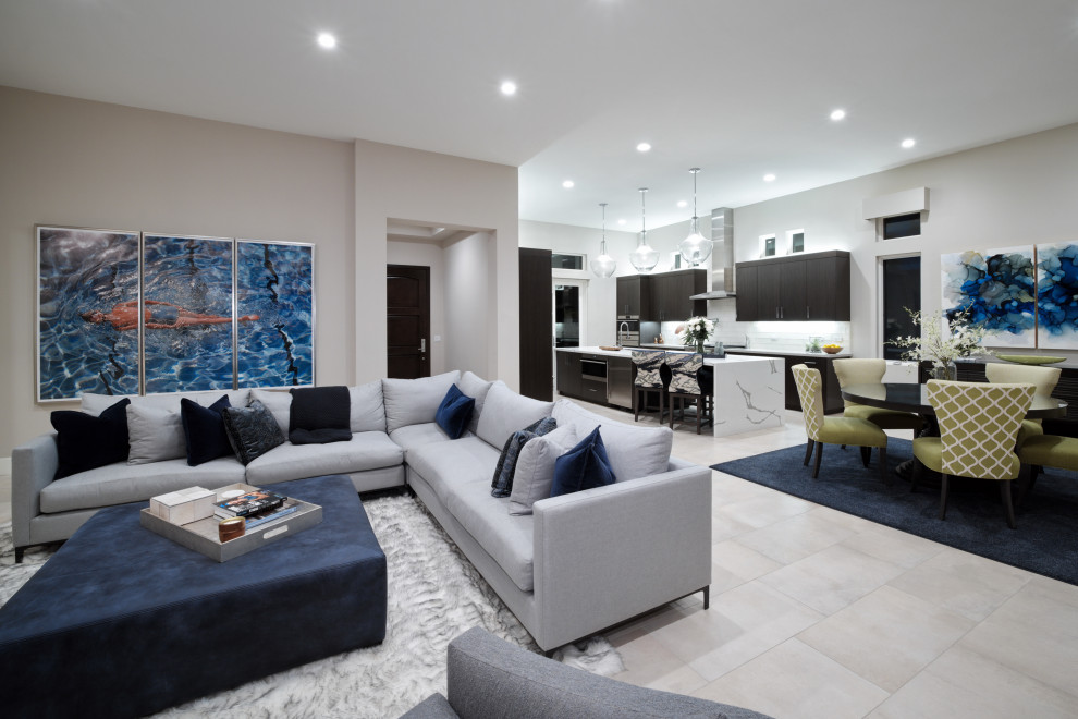 Modelo de sala de estar abierta tradicional renovada de tamaño medio con paredes grises, suelo de baldosas de porcelana y suelo gris