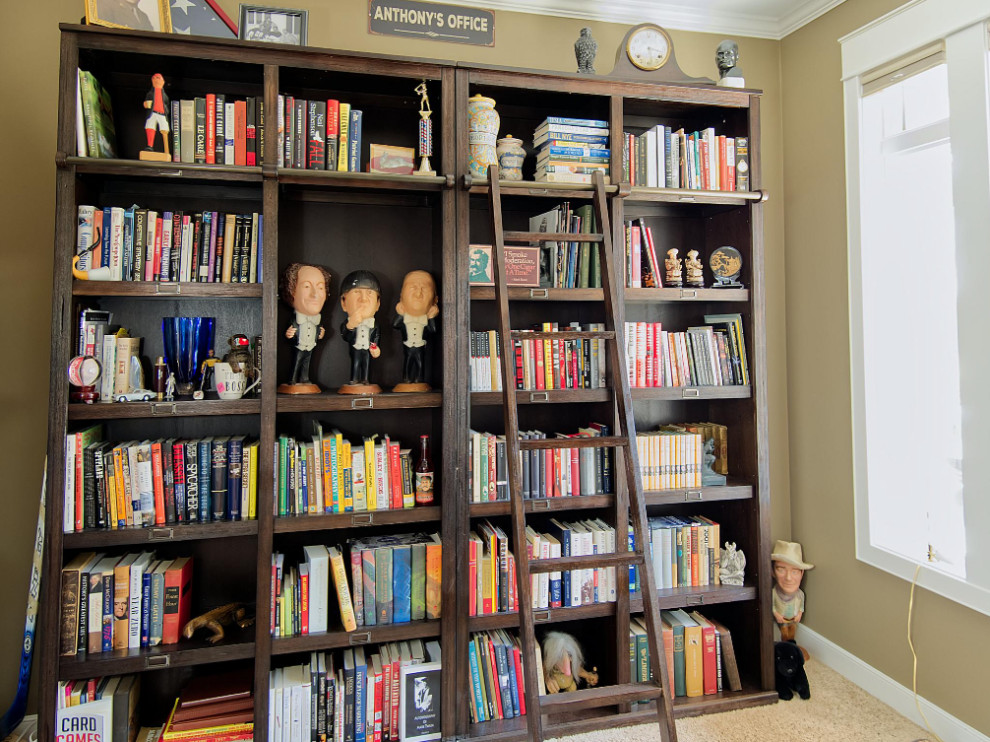 Imagen de despacho tradicional pequeño con biblioteca, paredes beige, moqueta, escritorio independiente y suelo beige