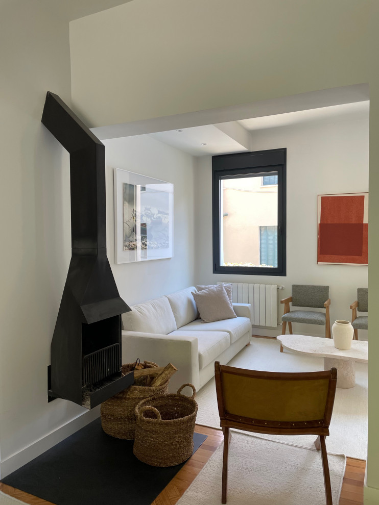 Стильный дизайн: маленькая гостиная комната в средиземноморском стиле для на участке и в саду - последний тренд