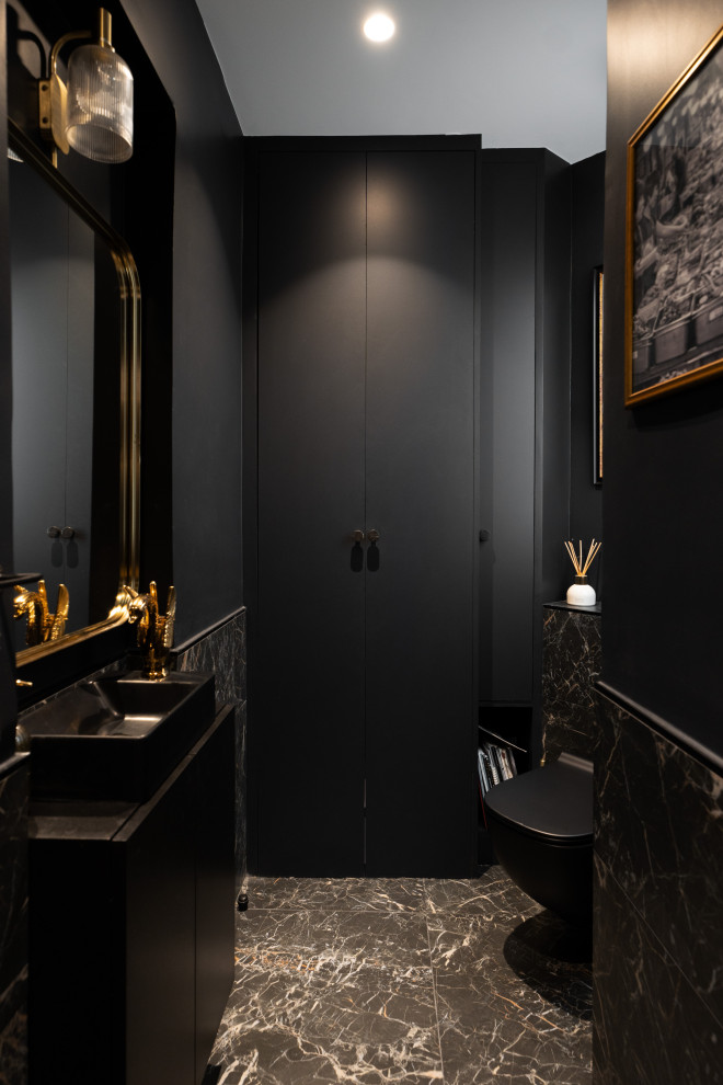 Идея дизайна: туалет среднего размера в современном стиле с черными фасадами, черной плиткой, черными стенами, мраморным полом, накладной раковиной, разноцветным полом, черной столешницей и подвесной тумбой