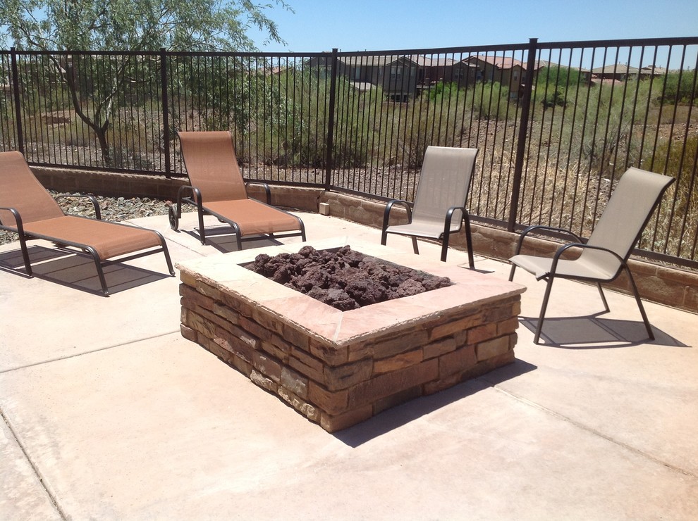 Photo of a contemporary patio in Phoenix.