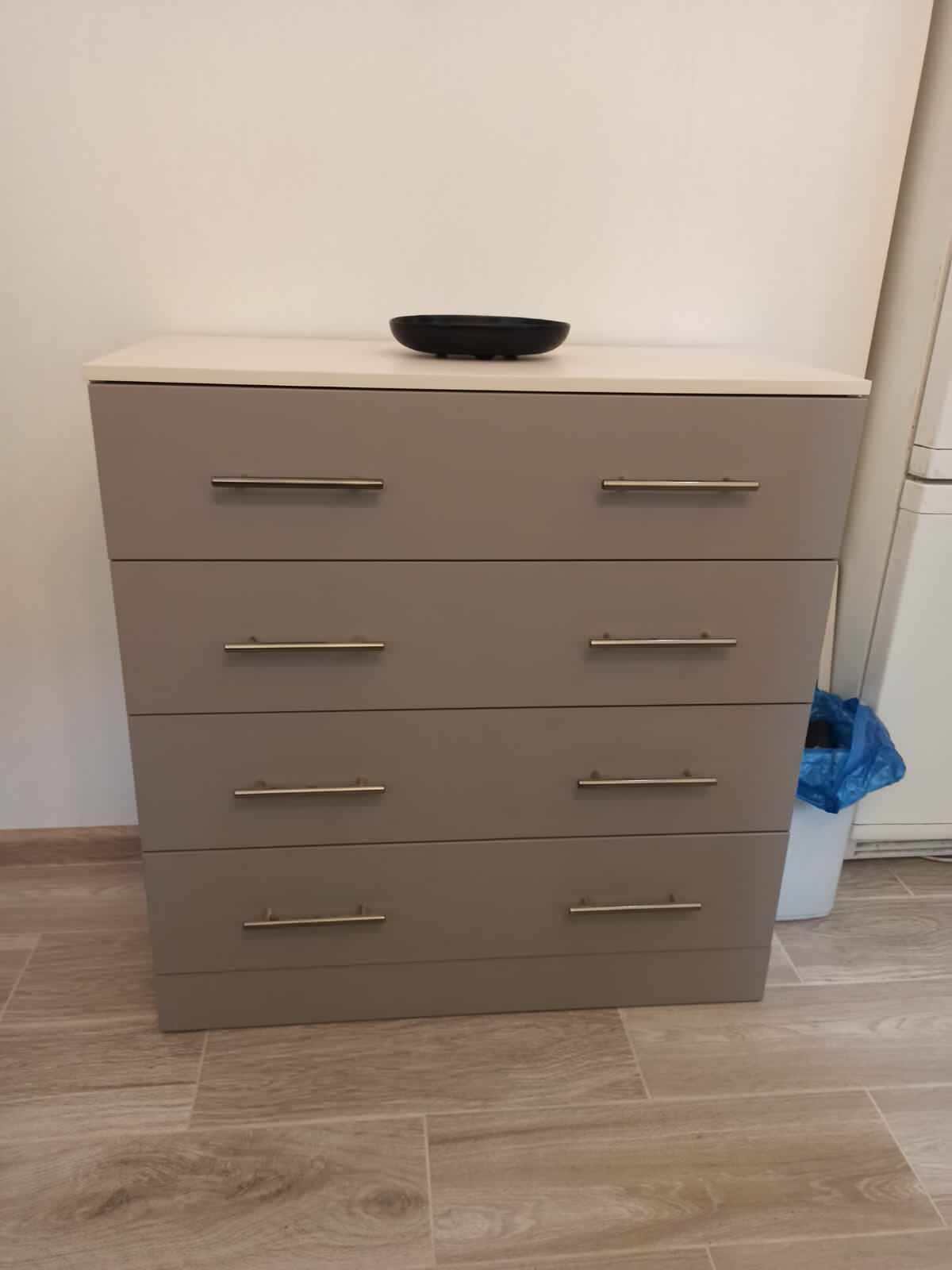 Небольшая кухня в бежевых тонах с комодом