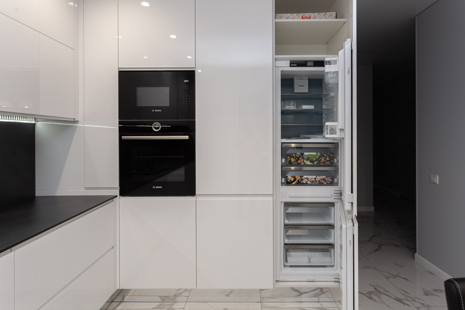 Черно-белая современная кухня