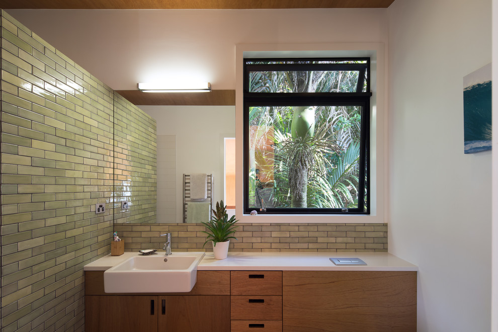 This is an example of a contemporary bathroom in Auckland.