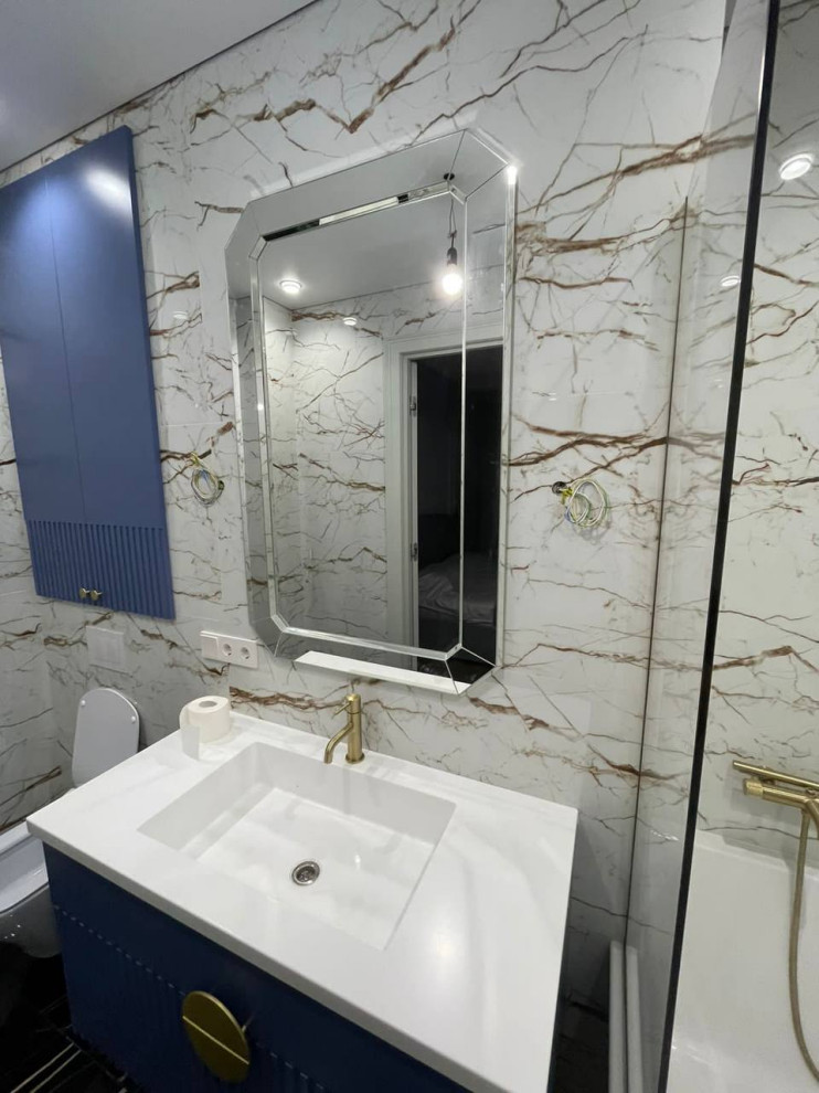 Зеркало в зеркальной раме в  ванную. Перегородка на ванной.