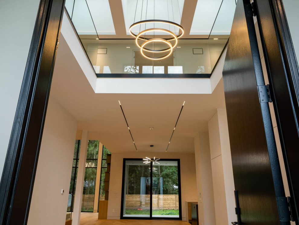 Transitional entryway photo in Toronto