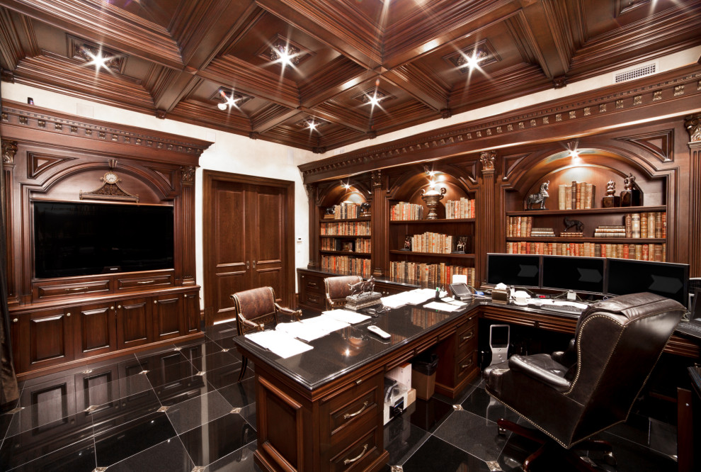 Diseño de despacho tradicional de tamaño medio sin chimenea con biblioteca, paredes blancas, suelo de baldosas de cerámica, escritorio empotrado, suelo negro, casetón y madera