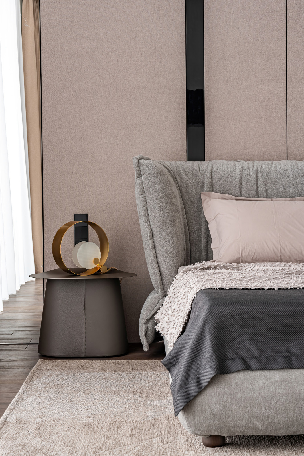 Двухэтажный загородный дом в современном стиле с глиняными акцентами