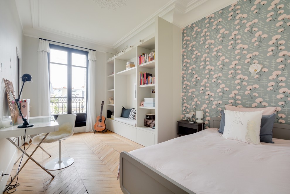 Photo of a transitional kids' room in Paris.