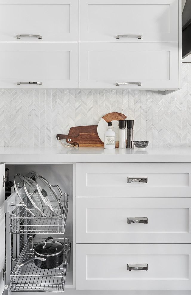 Kitchen - small transitional kitchen idea in Toronto