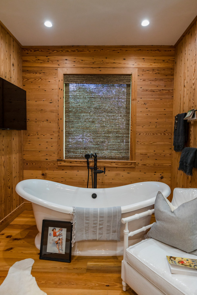 На фото: большая главная ванная комната в стиле рустика с тумбой под одну раковину, деревянным потолком и деревянными стенами