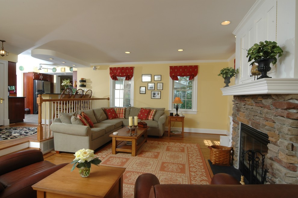 Design ideas for a traditional living room in Baltimore.