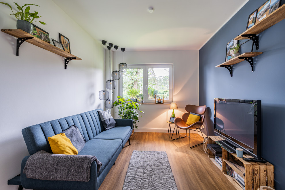 Источник вдохновения для домашнего уюта: гостевая спальня среднего размера, (комната для гостей) в современном стиле с синими стенами, полом из линолеума и коричневым полом