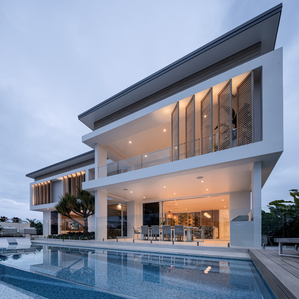 Diseño de fachada de casa blanca actual extra grande de dos plantas con revestimiento de metal y tejado plano
